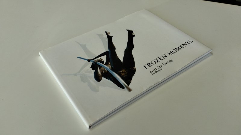 Tweedehands boek: Frozen moments van auteur Evert den Hartog - In goede staat. Nederlandstalige hardcover met stofomslag. Lichte gebruikerssporen en lichte verkleuring aan de kaft. Binnenwerk zo goed als nieuw