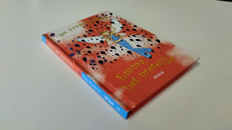 Tweedehands boek: De Feestelfjes van auteur Daisy Meadows - In zeer goede staat. Nederlandstalige hardcover. Vlekje op de snede. Voor de rest zo goed als nieuw