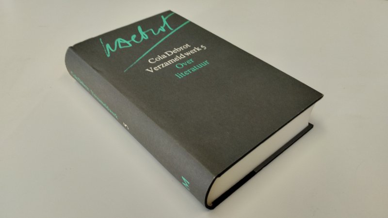 Tweedehands boek: Verzameld werk 5 over literatuur van auteur Debrot, Cola - In goede staat. Nederlandstalige hardcover met stofomslag. Lichte gebruikssporen aan de stofomslag. Binnenwerk boek zo goed als nieuw