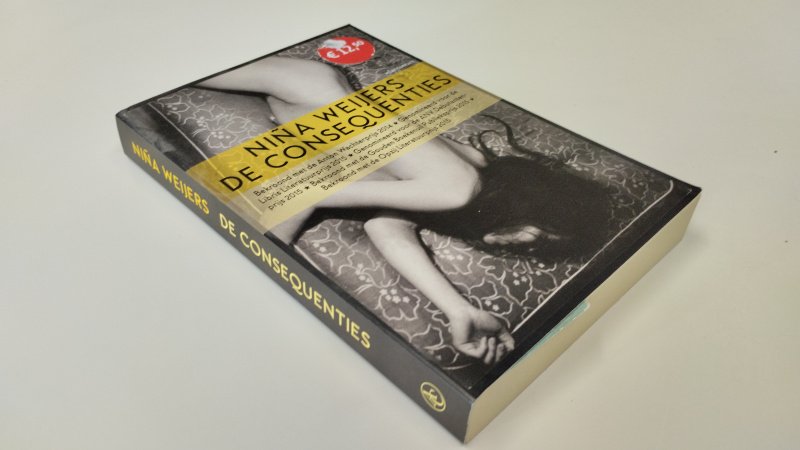 Tweedehands boek: De consequenties van auteur Nina Weijers - In redelijke tot goede staat. Nederlandstalige softcover met lichte gebruikssporen aan de kaft. Pagina's soms is er met potlood een aantekening gemaakt. pagina's zijn nog steeds netjes en stevig in het boekwerk