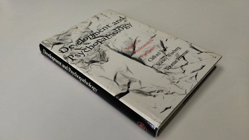Tweedehands boek: Development and psychopathology van auteur Clifford Yorke - In goede tot zeer goede staat. Engelstalige hardcover met stofomslag, welke lichte gebruikssporen laat zien. Ex Libris plakaat voorin. Rest van het boekwerk, netjes, onbeschreven en stevig in de binding