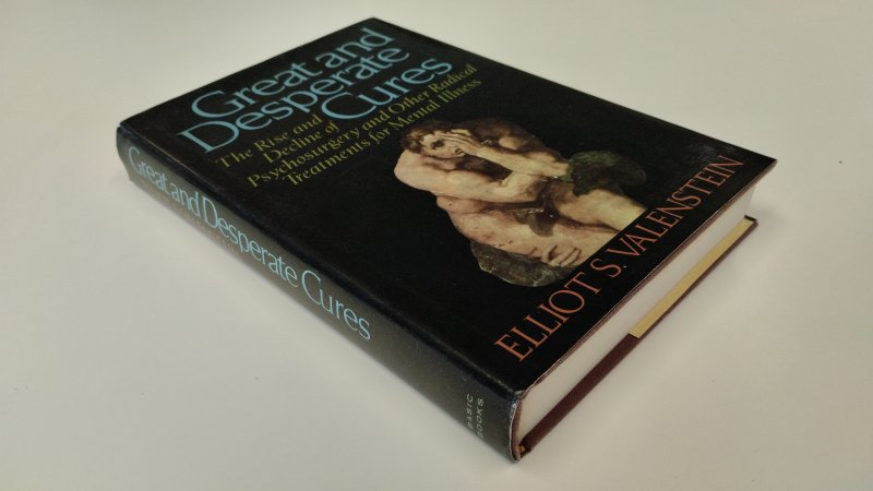 Tweedehands boek: Great and Desperate Cures van auteur Elliot s. Valenstein - In zeer goede staat. Engelstalige hardcover met stofomslag, met lichte gebruikssporen. Ex libris plakaat voorin. Binnenwerk zo goed als nieuw.