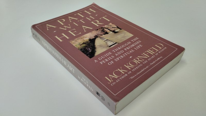 Tweedehands boek: A Path With Heart van auteur Jack Kornfield - In goede staat. Engelstalige softcover, met lichte gebruikssporen aan de kaft. Stempel en sticker voorin boek. Rest van het boekwerk is netjes, onbeschreven en stevig in de binding.