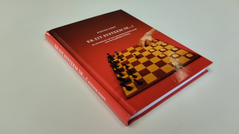 Tweedehands boek: Er zit een systeem in van auteur Steven Pont - In zeer goede staat. Nederlandstalige hardcover. Binnenwerk zo goed als nieuw