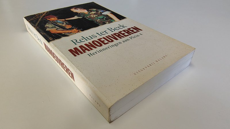 Tweedehands boek: Manoeuvreren van auteur R. ter Beek - Paperback met flappen, rechte rug zonder leesvouwen. Lichte gebruikerssporen randen kaft. Achterkant kaft wat grijze vegen. Binnenwerk onbeschreven en netjes.