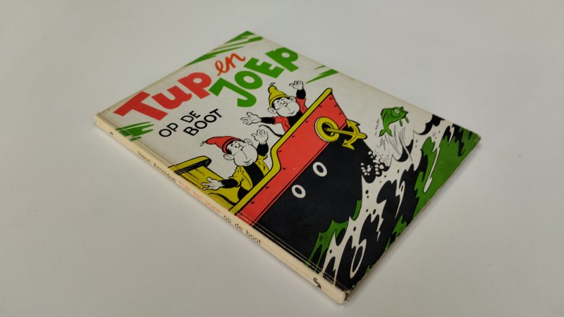 Tweedehands boek: Tup en Joep op de boot van auteur Henri Arnoldus - In goede staat. Nederlandstalige hardcover met lichte gebruikssporen aan de kaft en een licht verkleuring. Naam voorin geschreven. Rest van de pagina's netjes, onbeschreven en stevig in de binding
