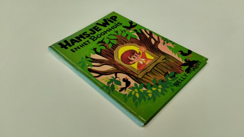 Tweedehands boek: Hansje Wip en het Boomhuis van auteur Nelly Kunst - In goede staat. Nederlandstalig hardcover voorleesboek. Lichte gebruikssporen aan de kaft. Naam voorin geschreven. Pagina's netjes, onbeschreven en stevig in het boekwerk