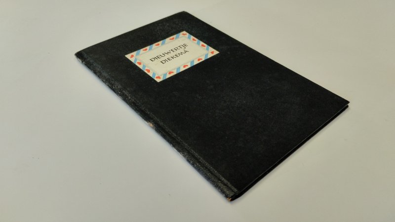 Tweedehands boek: Dieuwertje Diekema – Een lied in dertig verzen waar geen woord Spaansch bij is van auteur Kees Stip - In goede staat. Nederlandstalige hardcover met lichte gebruikssporen aan de kaft. Pagina's door ouderdom verkleurd, maar netjes, onbeschreven en stevig in de binding