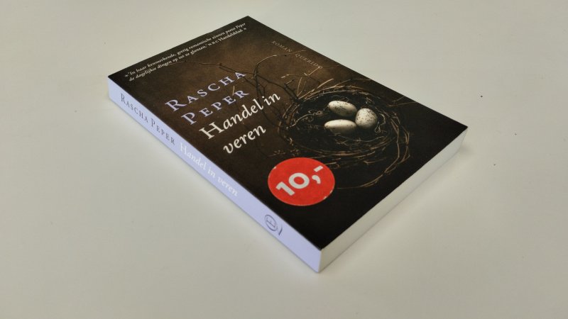 Tweedehands boek: Handel in veren van auteur Rascha Peper - In zeer goede staat. Minimale gebruikssporen aan de kaft. Rechte rug. Binnenwerk zo goed als nieuw