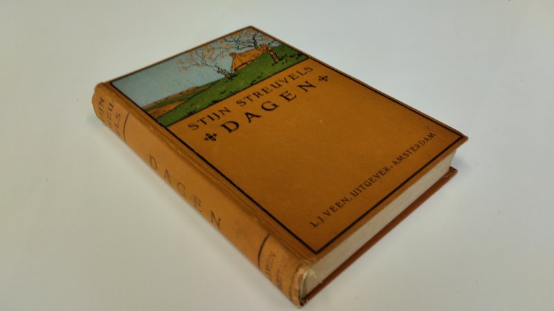 Tweedehands boek: Dagen van auteur Stijn Streuvels - In redelijke staat. Nederlandstalige hardcover. Gebruikerssporen aan de kaft met name bij de hoeken en de randen. Binnenwerk begint los te laten (geen losse pagina's. Klein beetje foxing, onbeschreven en netjes