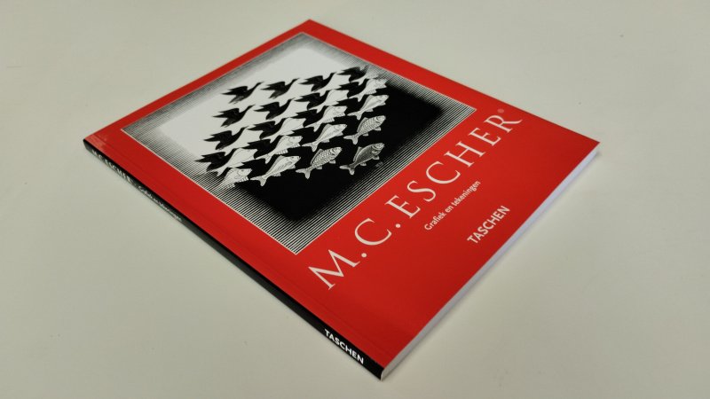 Tweedehands boek: M.C. Escher Grafiek en tekeningen van auteur M.C. Escher - Zo goed als nieuw. Nederlandstalige softcover met flappen. Prachtboekje