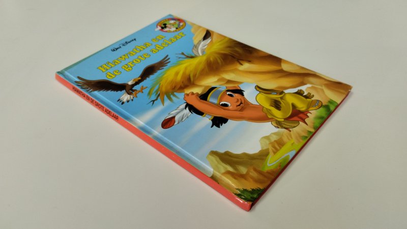 Tweedehands boek: Hiawatha en de grote adelaar van auteur Walt Disney - In zeer goede staat. Nederlandstalige hardcover met minimale gebruikssporen aan de kaft. Pagina's zo goed als nieuw