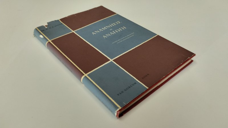 Tweedehands boek: Anamnêsis en Anagôgê – Gesprek met Plato en Aristoteles over het menselijk kennen van auteur Dr. W.N.A. Klever - In redelijke staat. Nederlandstalige hardcover met stofomslag. De stofomslag vertoont verkleuring en duidelijke gebruikssporen. De pagina's zijn licht verkleurd, maar netjes, onbeschreven en stevig in de binding