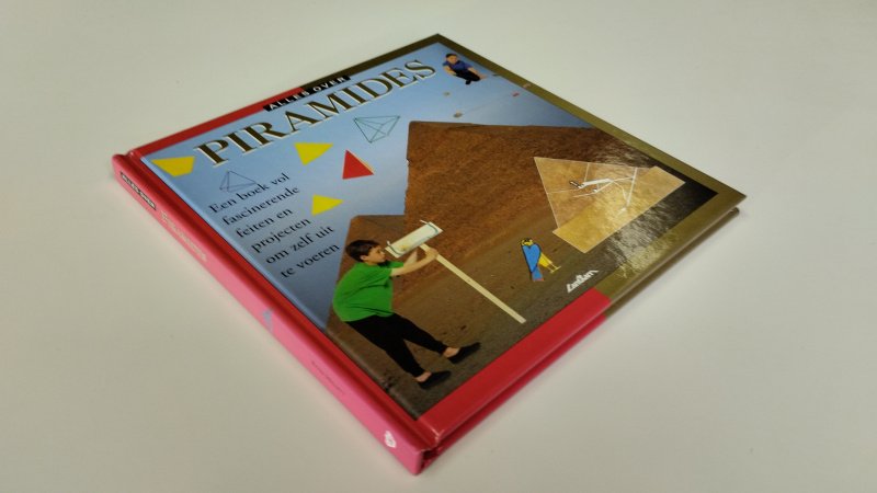 Tweedehands boek: Alles over piramides van auteur Peter Mellett - Zo goed als nieuw. Nederlandstalige hardcover. prachtboekje