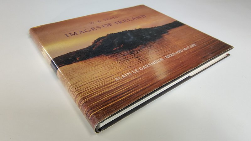 Tweedehands boek: Images of Ireland van auteur William Butler Yeats, Alain Le Garsmeur, Barnard McCabe - Engelstalige hardcover met stofomslag. Omslag gebruikerssporen langs de randen. Ex-libris reliëfstempeltje voorin. Witte bladzijdes licht verkleurd langs de randen