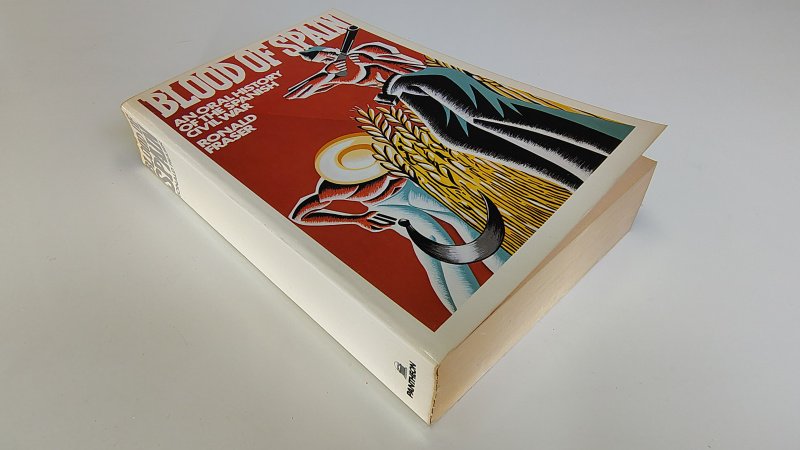 Tweedehands boek: Blood of Spain van auteur Ronald Fraser - Engelstalige paperback met rechte rug zonder leesvouwen. Rug onder en boven rand licht verkleurd en kreukels. Randen lichte gebruikerssporen. Binnenwerk verkleuring als in pocket verder onbeschreven en netjes.