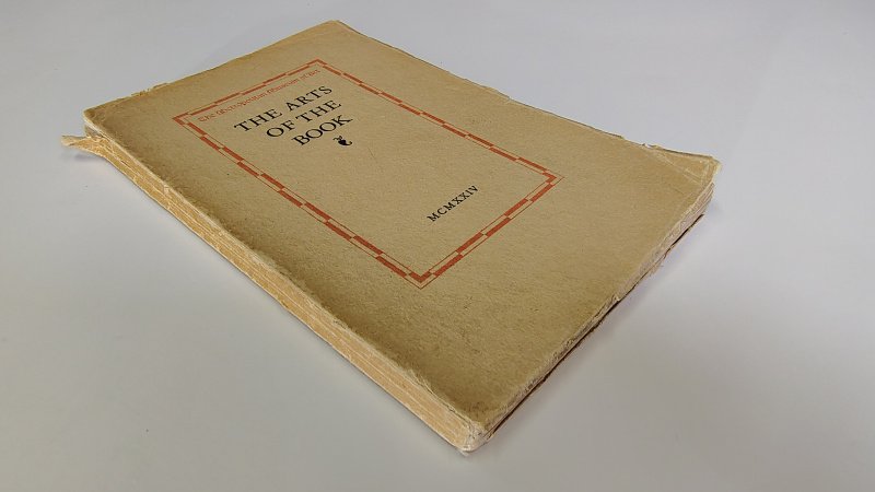 Tweedehands boek: A Guide to an Exhibition of the Arts of the Book van auteur Metropolitan Museum of Art - Engelstalige paperback in redelijke conditie. Duidelijke slijtage randen kaft en rug. Sommige bladzijdes lichte roestvlekjes. Ex-libris reliëf stempeltje voorin.