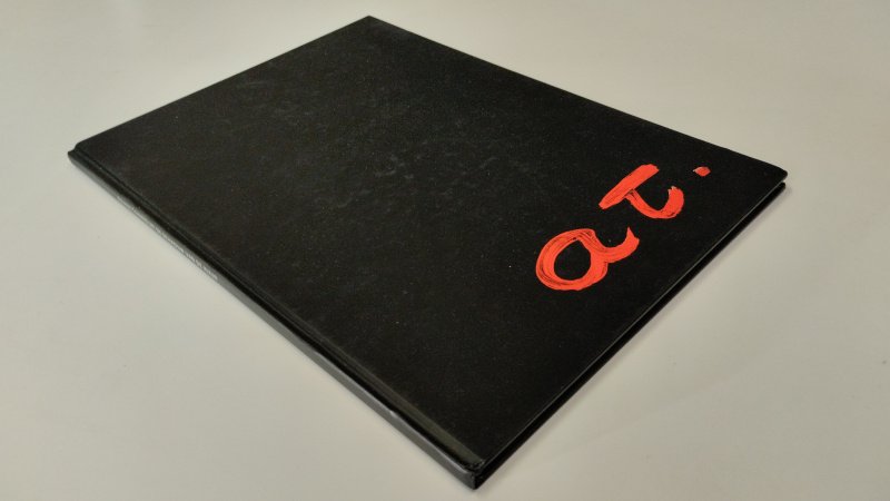 Tweedehands boek: Ariane Tonino Uit de schaduw van de kleur van auteur Ariane Tonino - In zeer goede staat. Nederlandstalige hardcover met lichte gebruikssporen aan de kaft. Gesigneerd met boodschap van de kunstenares. Pagina's netjes onbeschreven en goed in het boekwerk. Art gallery sticker voorin