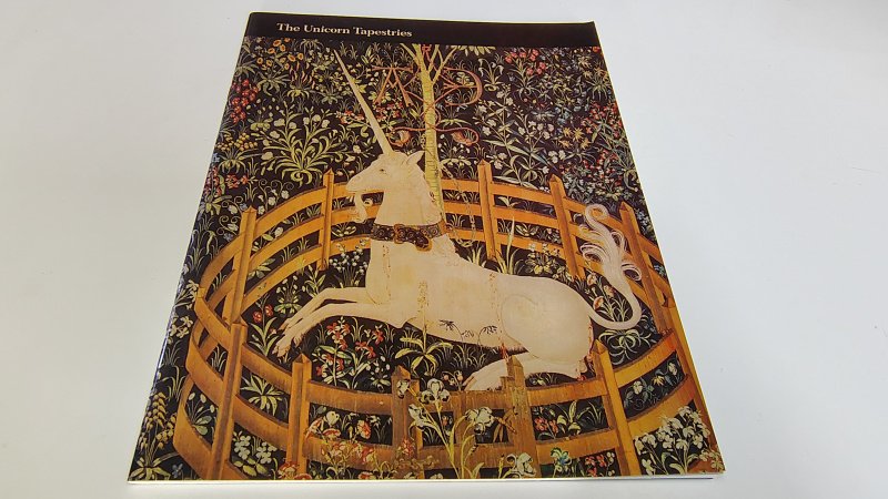 Tweedehands boek: The Metropolitan Museum of Art Bulletin 1974: The Unicorn Tapestries van auteur Margaret B. Freeman - Engelstalig tijdschrift geniet, rug goed, minimale gebruikerssporen randen kaft. Lichte verkleuring witte bladzijdes, verder onbeschreven en zeer netjes.