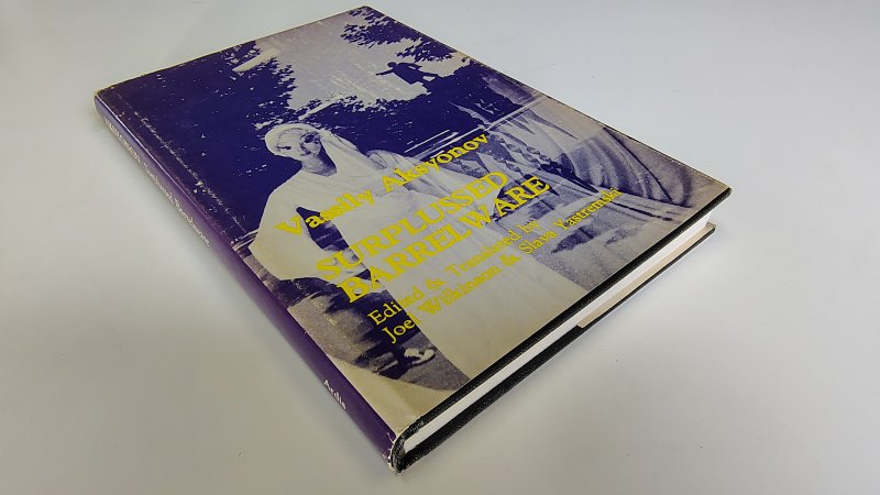 Tweedehands boek: Surplussed Barrelware van auteur Vassily Aksyonov vertaald door: Joel Wilkinson en Slava Yastremsky - Engelstalige hardcover met stofomslag. Omslag duidelijke slijtage. Zwart linnen kaft met zilveropdruk goed. Naam voorin, verder onbeschreven en netjes.