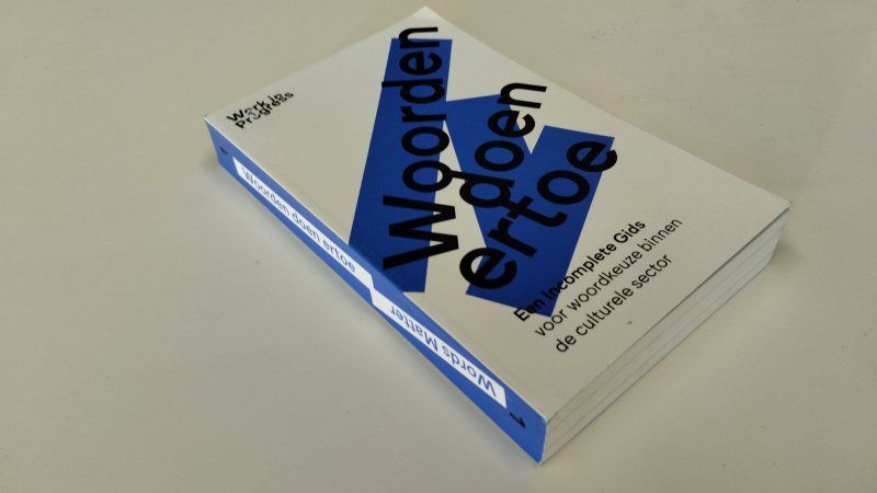 Tweedehands boek: Woorden doen ertoe van auteur Wayne Modest & Robin Lelijveld - In goede staat. NL/ENG-talige softcover. lichte gebruikssporen aan de kaft. Pagina's zo goed als nieuw. Rechte rug.
