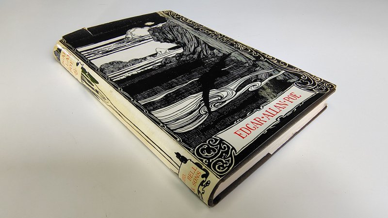 Tweedehands boek: The Poems of Edgar Allan Poe van auteur geïllustreerd door W. Heath Robinson - Engelstalige hardcover met stofomslag. Omslag 2 inscheuringen aan de boven en achter en voorzijde en verkleurd. Bovenzijde snede roestvlekken. Pagina's vrij van verkleuring en roestvlekken, zeer netjes. Ex-libris stempeltje voorin