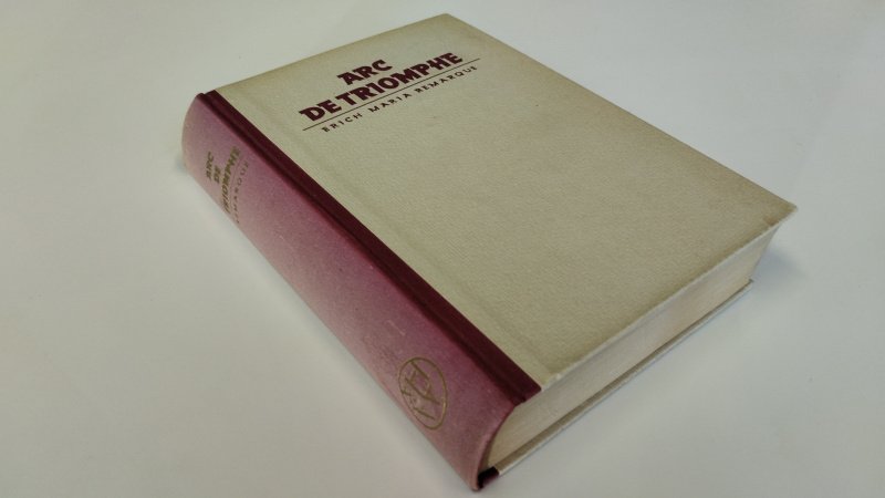 Tweedehands boek: Arc de Triomphe van auteur Erich Maria Remarque - In redelijk tot goede staat. Nederlandse halflinnen hardcover zonder stofomslag. Scheef verkleurd ruggetje. Sticker voorin van boekhandel. Pagina's verkleurd, maar netjes, onbeschreven en stevig in het boekwerk