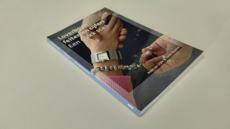 Tweedehands boek: Loverboys: feiten en cijfers. Een quick scan van auteur Anke van Dijke & Linda Terpstra - Zo goed als nieuw. Nederlandstalige softcover. Vlekjes achterkant kaft. Zeer mooi boekje. Pagina's netjes, onbeschreven en goed in het boekwerk