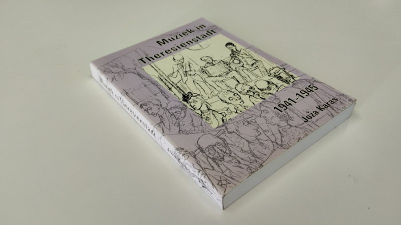 Tweedehands boek: Muziek in Theresienstadt van auteur Joza Karas - In zeer goede staat. Nederlandstalige softcover met lichte gebruikssporen aan de kaft. Binnenwerk zo goed als nieuw
