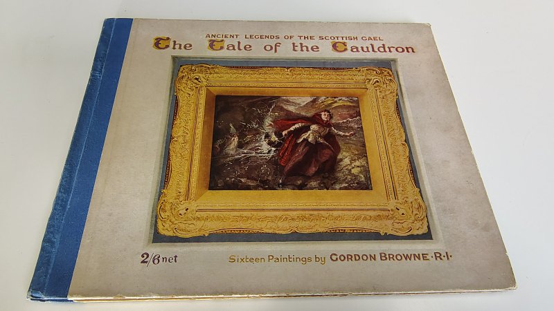Tweedehands boek: The Tale of the Cauldron van auteur J. G. McKay - Engelse hardcover met linnen rug, ingenaaid. Duidelijke randslijtage. Naaigaatjes katernen uitgerekt. P. 17 ingescheurd bij binding (intact). P. 34-37 kleine grijze veeg (buiten afbeelding). Pagina's licht verkleurd.