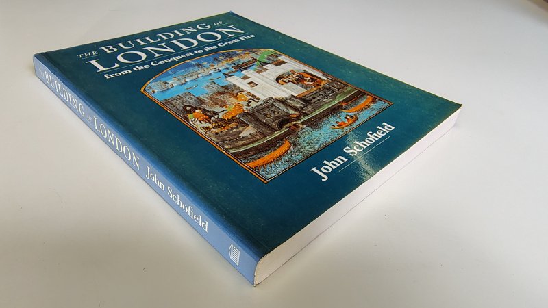 Tweedehands boek: The Building of London van auteur John Schofield - Engelstalige paperback met rechte rug zonder leesvouwen. Rug en kaft verkleurd, lichte gebruikerssporen randen kaft. Ex-libris stempeltje voorin, verder onbeschreven en zeer netjes.