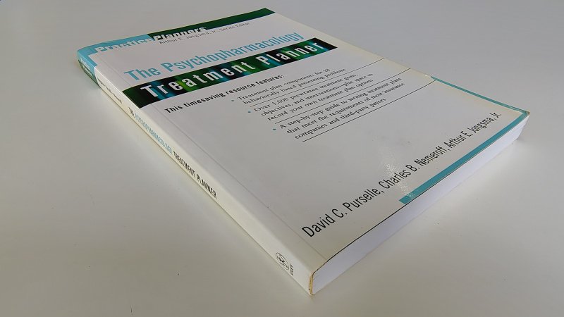 Tweedehands boek: The Psychopharmacology Treatment Planner van auteur David C. Purselle - Paperback met rechte rug zonder leesvouwen. Lichte verkleuring randen en rug. Hele lichte gebruikerssporen puntjes kaft. Binnenwerk onbeschreven en netjes.