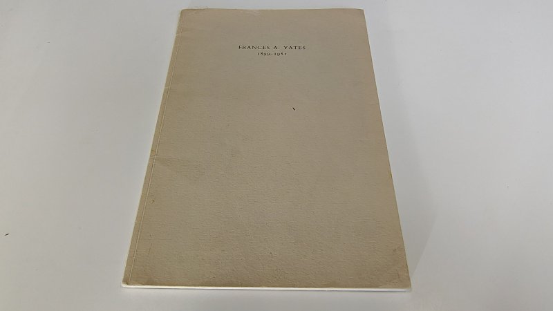 Tweedehands boek: Frances A. Yates, 1899-1981 van auteur Frances Amelia Yates - Engelstalige paperback, lichte slijtage randen kaft en boven en onderzijde rug. Binnenwerk onbeschreven en netjes.