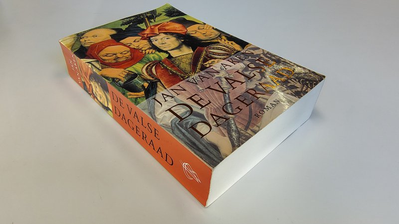 Tweedehands boek: De valse dageraad van auteur Jan van Aken - Paperback met rechte rug zonder leesvouwen. Lichte gebruikerssporen randen kaft. Roestvlekjes bovenzijde snede. Bladzijdes langs de randen licht verkleurd verder onbeschreven en netjes.