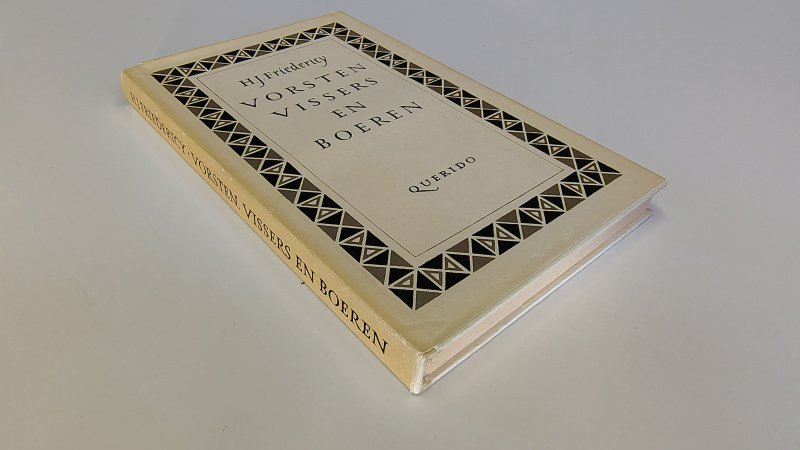 Tweedehands boek: Vorsten, vissers en boeren van auteur H.J. Friedericy - Hardcover met stofomslag. Omslag verkleurd en lichte slijtage langs de randen, kleine inscheuring voorzijde bovenkant. Schutbladen verkleurd, verder netjes en onbeschreven.