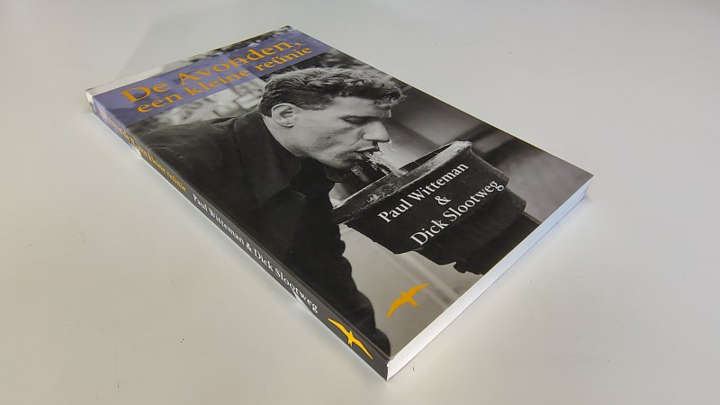 Tweedehands boek: De avonden, een kleine reünie van auteur Paul Witteman en Dick Slootweg - Paperback met rechte rug zonder leesvouwen. Minimale gebruikerssporen puntjes kaft. Binnenwerk als nieuw.