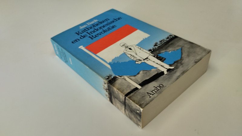 Tweedehands boek: Katholieken en de Indonesische revolutie van auteur Jan Bank - In goede staat. Nederlandstalige softcover. Rechte rug. Kaft lichte vertoont gebruikssporen met name aan de hoeken en randen. De rug is iets verkleurd. Pagina's zijn netjes, onbeschreven en stevig in het boekwerk
