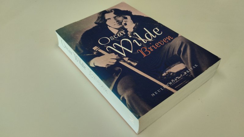 Tweedehands boek: Brieven van auteur Oscar Wilde - In goede staat. Nederlandstalige paperback met hol ruggetje en lichte gebruikssporen aan de kaft. Pagina's zijn netjes, onbeschreven en stevig in het boekwerk