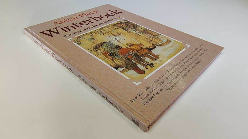 Tweedehands boek: Anton Pieck Winterboek Winterse verhalen en lekkernijen van auteur Annie M.G. Schmidt, louis Paul Boon, Godfried Bomans - Hardcover oogt aan de buitenkant als nieuw. De witte bladzijdes zijn lichtjes verkleurd langs de randen, verder onbeschreven en keurig netjes.