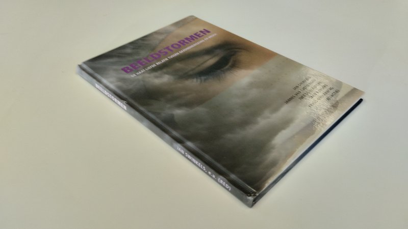 Tweedehands boek: Beeldstormen van auteur Diverse auteurs - In goede staat. Nederlandstalige hardcover. Lichte gerbruikssporen aan de kaft, met name de hoeken. Pagina's netjes, onbeschreven en stevig in de binding