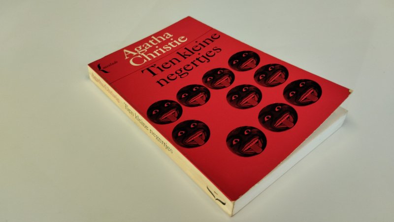 Tweedehands boek: Tien kleine negertjes van auteur Agatha Christie - In redelijke tot goede staat. Nederlandstalige softcover. Leesvouwtje in de rug. Achterkant kaft is verkleurd. Pagina's netjes, onbeschreven en stevig in het boekwerk