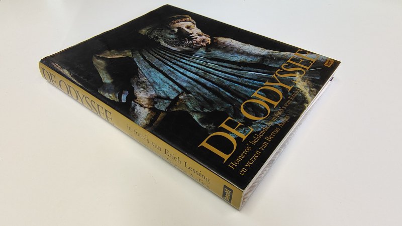 Tweedehands boek: De Odyssee van auteur verzen van Bertus Aafjes - Hardcover met stofomslag. Minimale gebruikerssporen randen omslag. Bovenzijde linnen kaft wat lichte roestvlekjes. Gebroken witte pagina's langs de randen licht verkleurd, verder onbeschreven en netjes.