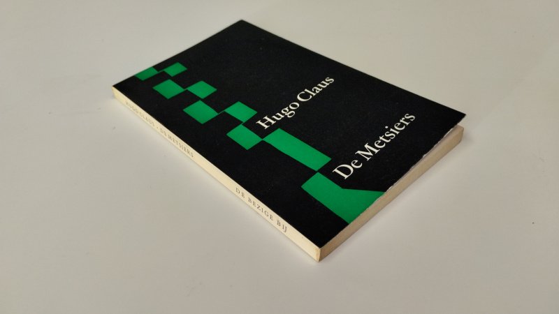 Tweedehands boek: De metsiers van auteur Hugo Claus - In redelijke tot goede staat. Nederlandstalige softcover/ pocketboek. Lichte gebruikssporen en verkleuring aan de kaft. Ex Libris reliefstempel voorin. Pagina's verkleurd soms met foxing, maar onbeschreven, netjes en stevig boekwerk.