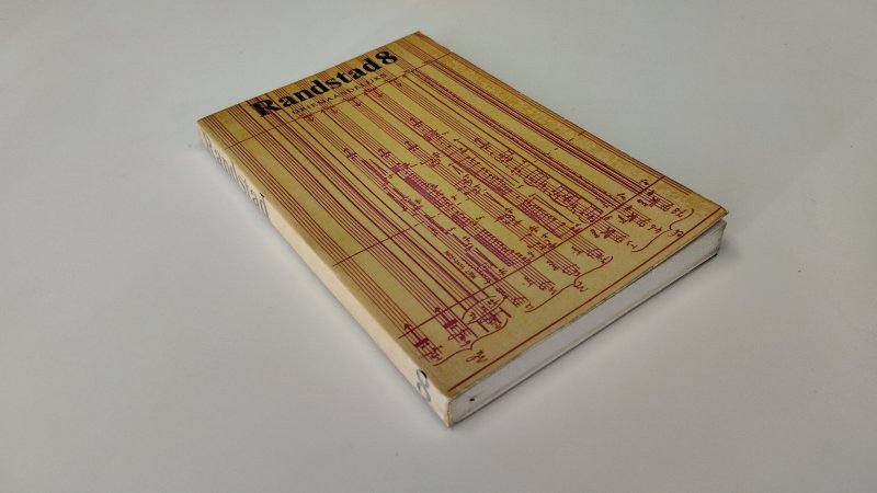 Tweedehands boek: Randstad 8 van auteur Diverse auteurs - In goede staat. Nederlandstalige softcover. Zowel kaft als pagina's zijn verkleurd. Lichte gebruikssporen aan de kaft. Pagina's netjes, onbeschreven en stevig in het boekwerk.