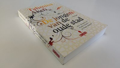 Boek met de titel: De jongen van de oude stad