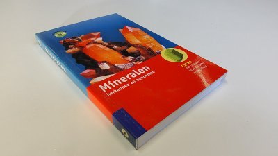 Boek met de titel: Mineralen herkennen en benoemen