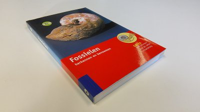 Boek met de titel: Fossielen herkennen en benoemen