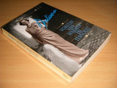 Tweedehands boek: Juliana, Moeder, Majesteit van auteur Evert Santegoeds - Paperback, met leesvouwen, in goede staat. Geillustreerd.