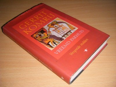 Tweedehands boek: Vreemd pakhuis, verspreide stukken van auteur Gerrit Komrij - Gebonden met stofomslag, gebruikssporen aan stofomslag, in goede staat.