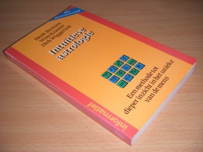 Tweedehands boek: Intuitieve astrologie van auteur Henk Berkien, Wim Kramer en Dirk Wiggerink - Paperback, licht verkleurde rug, in goede staat.
